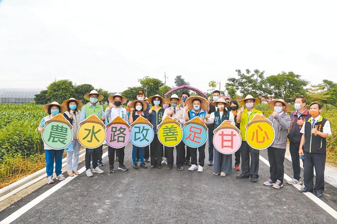 台南市長黃偉哲（前排右四）視察新營第12期農水路改善成果。（台南市政府提供／程炳璋台南傳真）