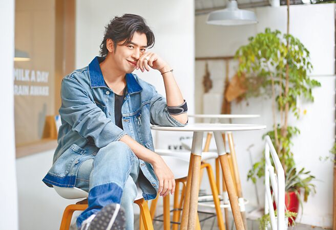 首度挑战实境节目的陈柏霖，因搬运树苗造成肌腱受伤。（陈俊吉摄）