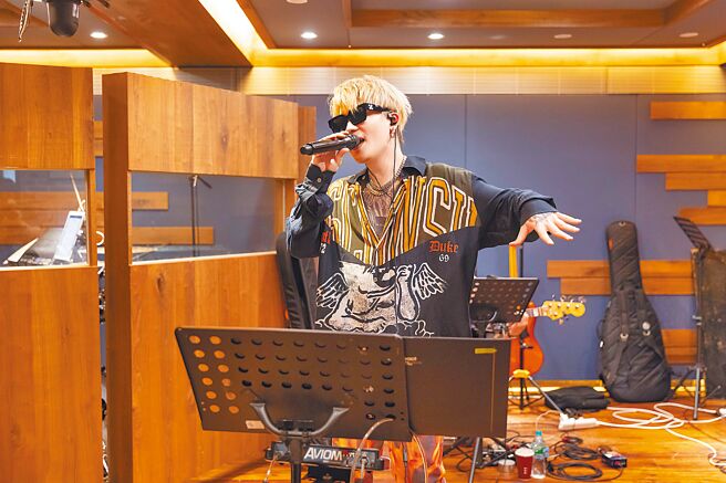 蕭秉治為「狂人」新專輯演唱會練團。（相信音樂提供）