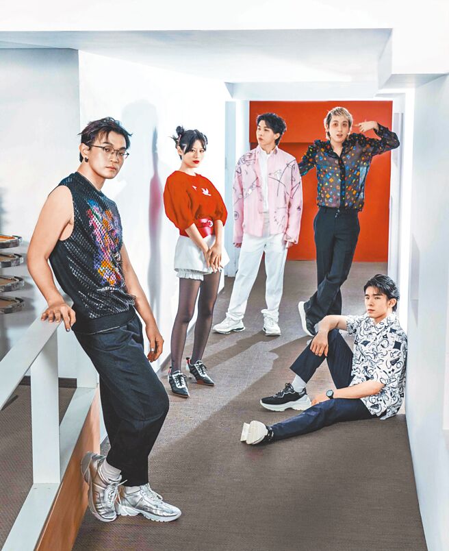 美秀集团不论时尚、音乐都不设限，勇于做自己创造出「赛博台客」风潮，主唱兼吉他手狗柏（左起顺时针）／手绘涂鸦网布背心价格店洽；贝斯手婷文／SHIATZY CHEN刺绣蓬袖上衣3万7800元、双层花边短裤1万9800元；键盘手冠佑／柏乌干纱马戏团图腾缇花立领外套4万5800元；吉他手修齐／立体绣乌干纱印花衬衫价格店洽；鼓手锺锜／马戏团印花棉质衬衫2万4800元。（摄影／石智中‧服装／SHIATZY CHEN夏姿陈）