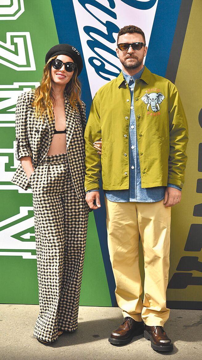 大贾斯汀偕爱妻一同出游巴黎时装周，看来心情不受表演搞砸一事影响。（Kenzo提供）