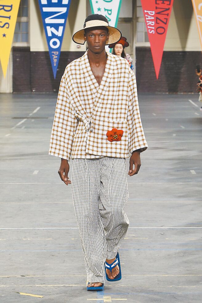 结合西服剪裁和日本羽织设计，Kenzo本季又将日本流行文化推上世界舞台。（Kenzo提供）