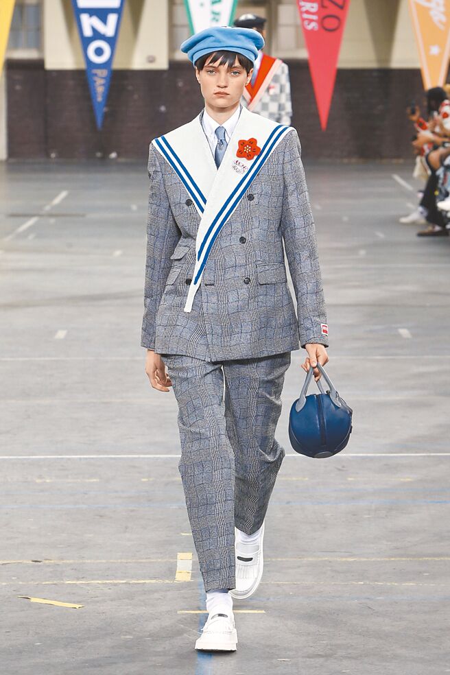 结合海军元素与正装风格，本季的Kenzo显得实穿又抢眼。（Kenzo提供）