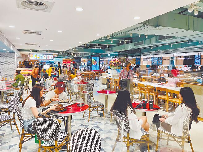 SOGO忠孝馆美食街人流逐渐回流，用餐区依然有设置隔板。（SOGO提供）