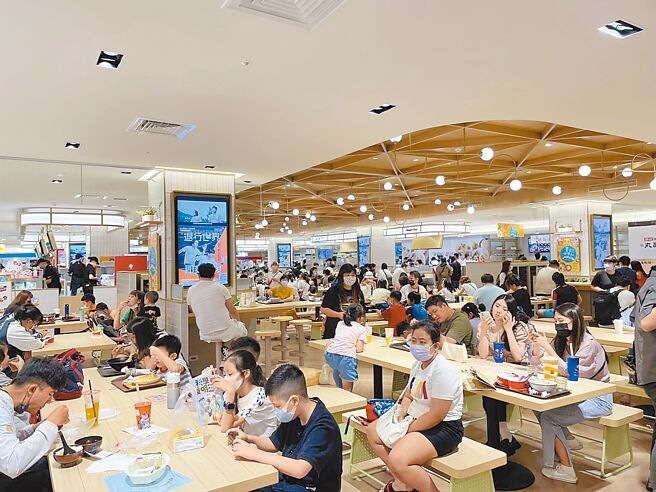 新光三越信义新天地A8美食街改装开幕，首周末迎来人潮。（新光三越提供）