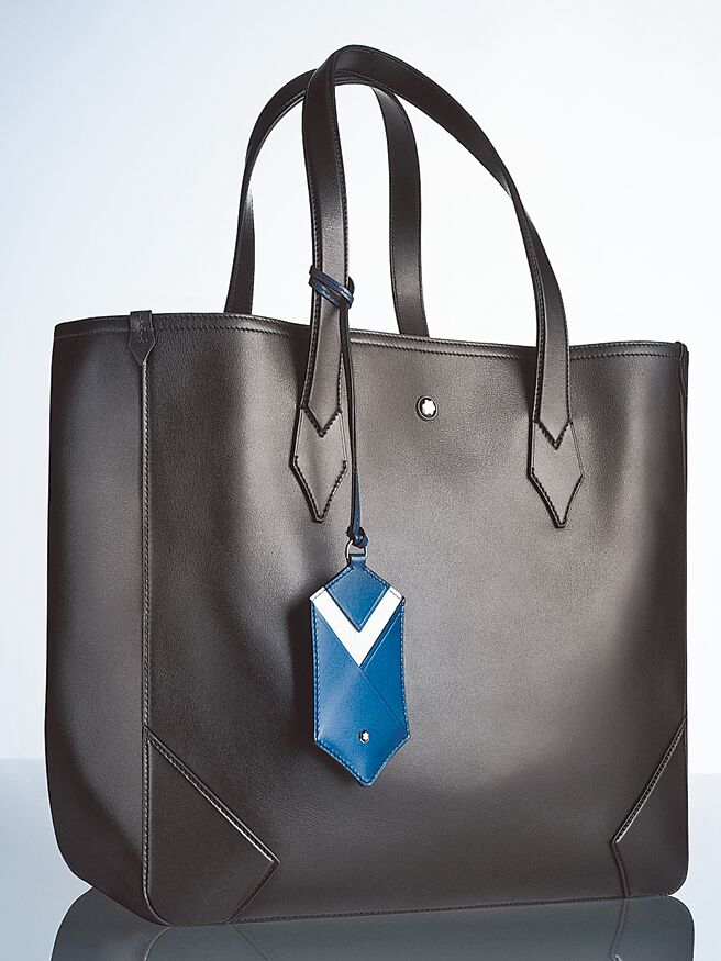 SOGO復兴馆MONTBLANC大师杰作系列托特包（不含吊饰），4万4500元、行李牌5600元。（SOGO提供）