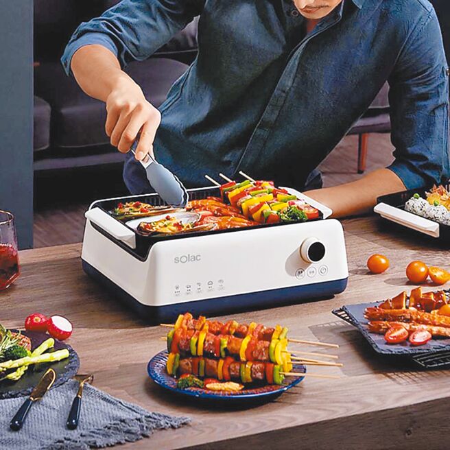 新光三越sOlac多功能无烟烤盘，能自动抽取油烟，售价3500元。（新光三越提供）