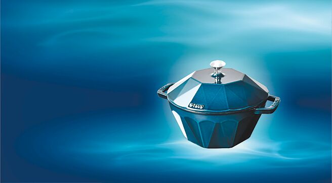 SOGO全球首发STAUB海洋蓝钻石铸铁锅，原价1万3800元、特价6613元。（SOGO提供）