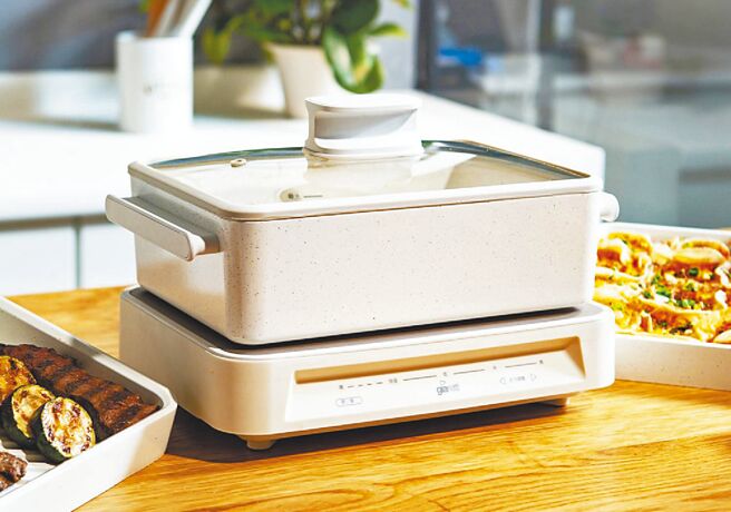 微风精品线上BREEZE TECH专区，Giaretti多功能陶瓷不挑锅料理盘，原价4990元 ，优惠价3490元。（微风提供）