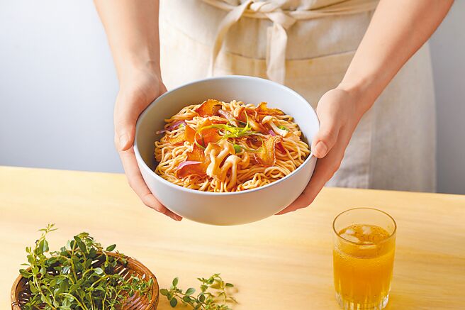 老媽拌麵近期特別選用手工日曬關廟麵，搭真材實料的「蔬菇包」打造全素者可食的「麻薑野蔬拉麵」。（老媽拌麵提供）