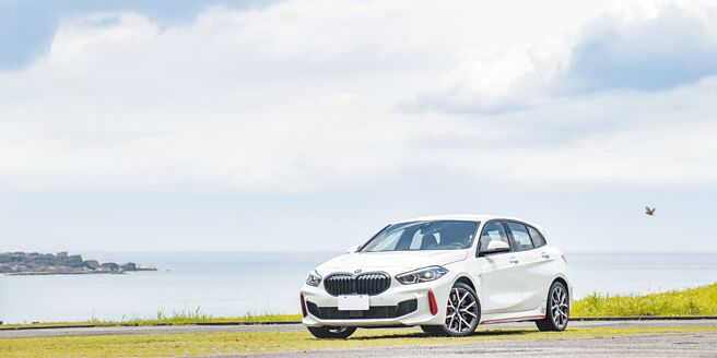 BMW 128ti搭载M Sport套件，搭配犹如画龙点睛般的ti车型专属红色进气坝饰条，格外抢眼，售价214万元。（陈大任摄）