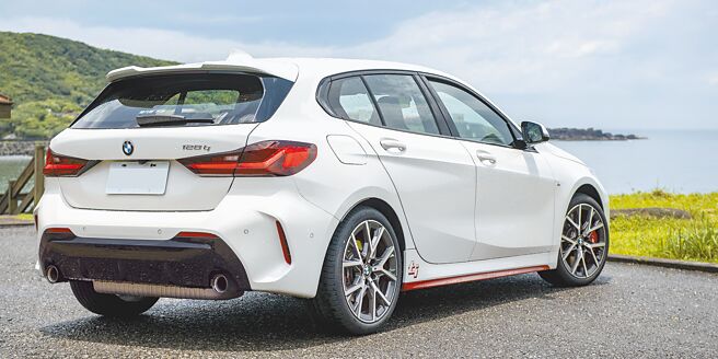 车尾结合M Sport套件、ti后导流孔红色饰板，展示不容错认的性能身影。（陈大任摄）