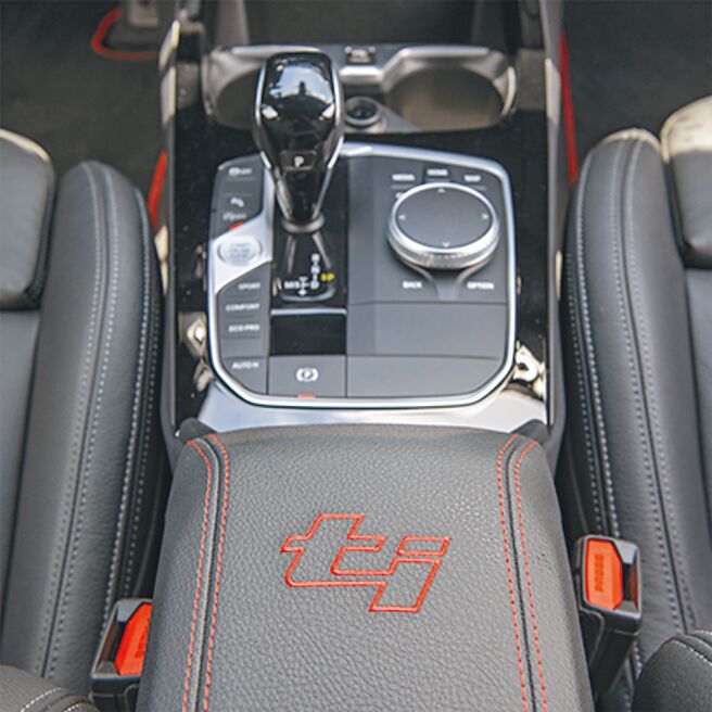 中央扶手ti字样，以及专属红色缝线。（陈大任摄）