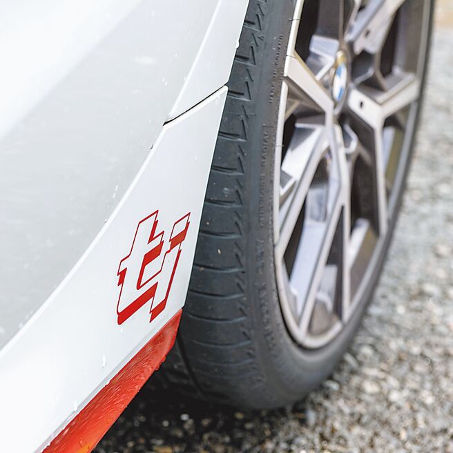 ti字样侧裙彩绘，完美诠释热血精神。（陈大任摄）