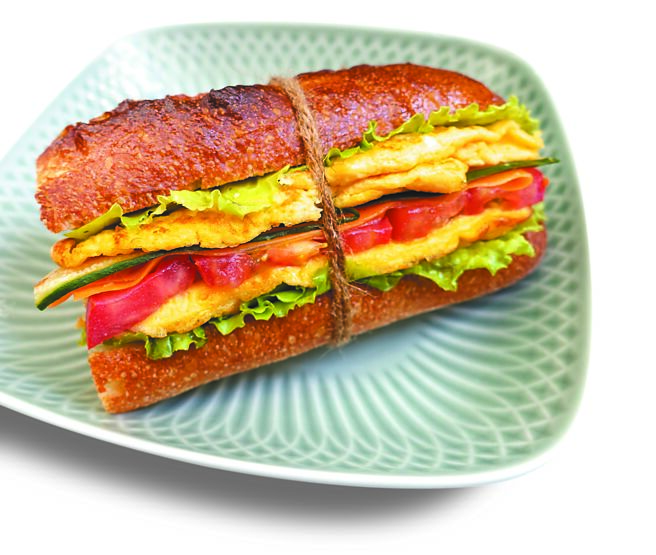 法式长棍三明治。层层抹酱铺馅，再进烤箱烘得外皮酥脆。（高静芬摄）