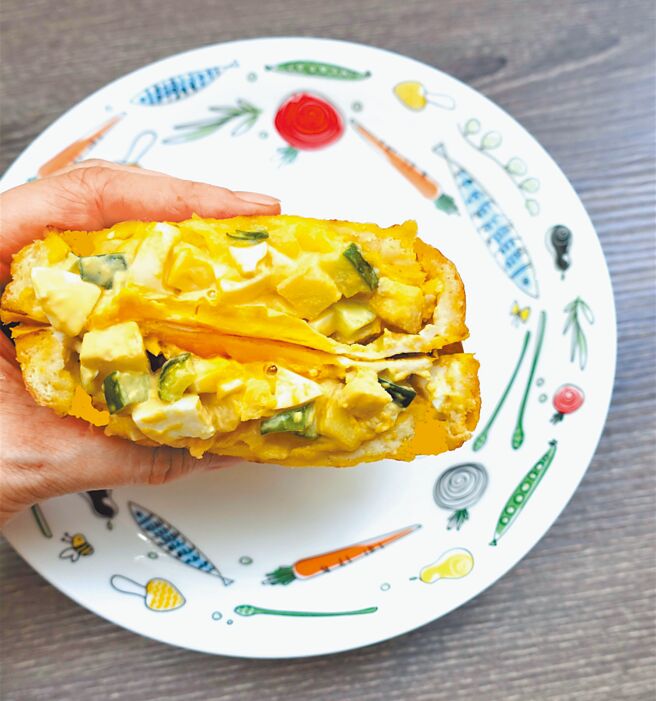 蛋沙拉三明治。以美奶滋拌匀蛋黄与蛋白丁，可加料小黄瓜丁、熟红萝卜丁、南瓜泥等。（高静芬摄）