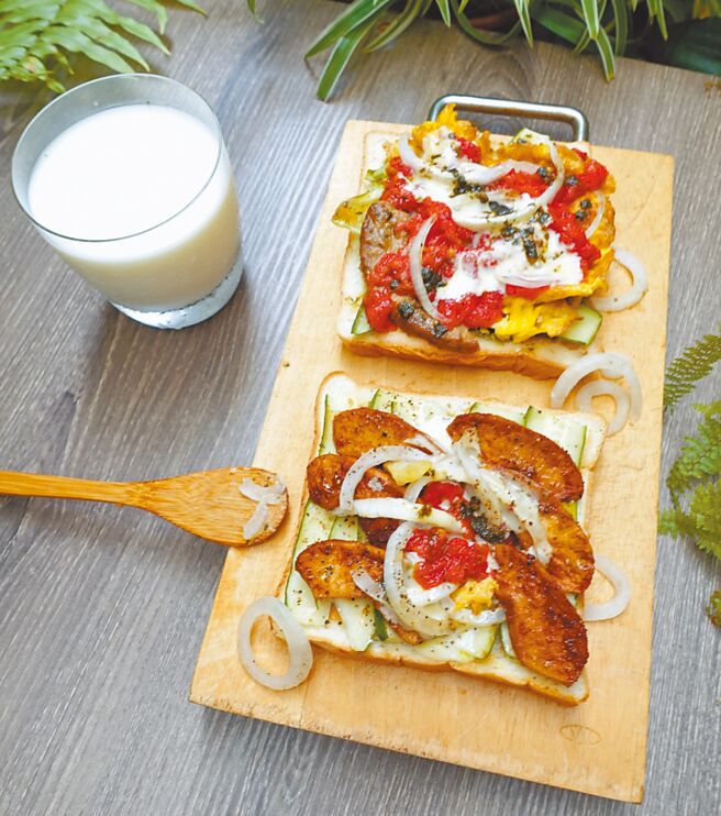 丹麦开放式三明治。上面不盖麵包，要摆什么料、抹什么酱，悉听尊便，好吃就好。（高静芬摄）