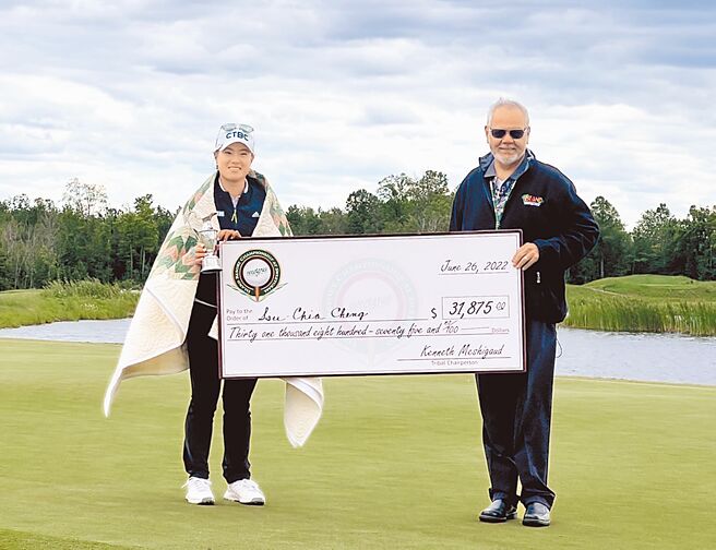 中国信托银行赞助的旅美高球好手程思嘉（左），在美次巡岛屿度假村锦标赛封后，是进军美国女子职业高坛后赢得的第二场职业冠军。（台湾职业高球选手陈萱提供）