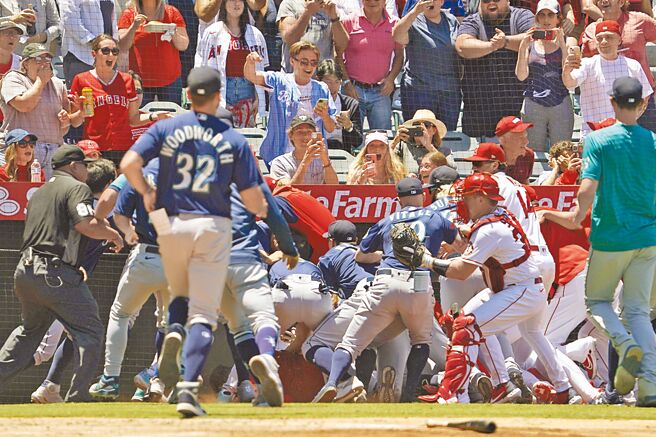 水手与天使大乱斗，8人遭到驱逐出场，天使最终2比1险胜。（美联社）