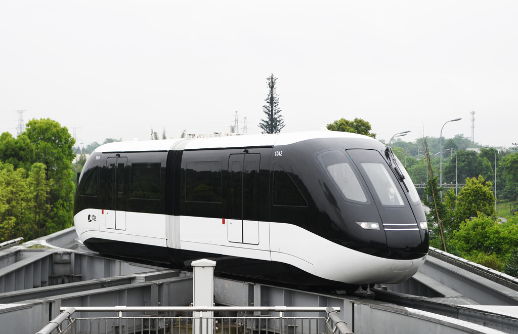 大陸重慶市首條自動駕駛「雲巴」示範線開通運營，使用的就是比亞迪的立體智能輕軌系統。（圖／新華社）