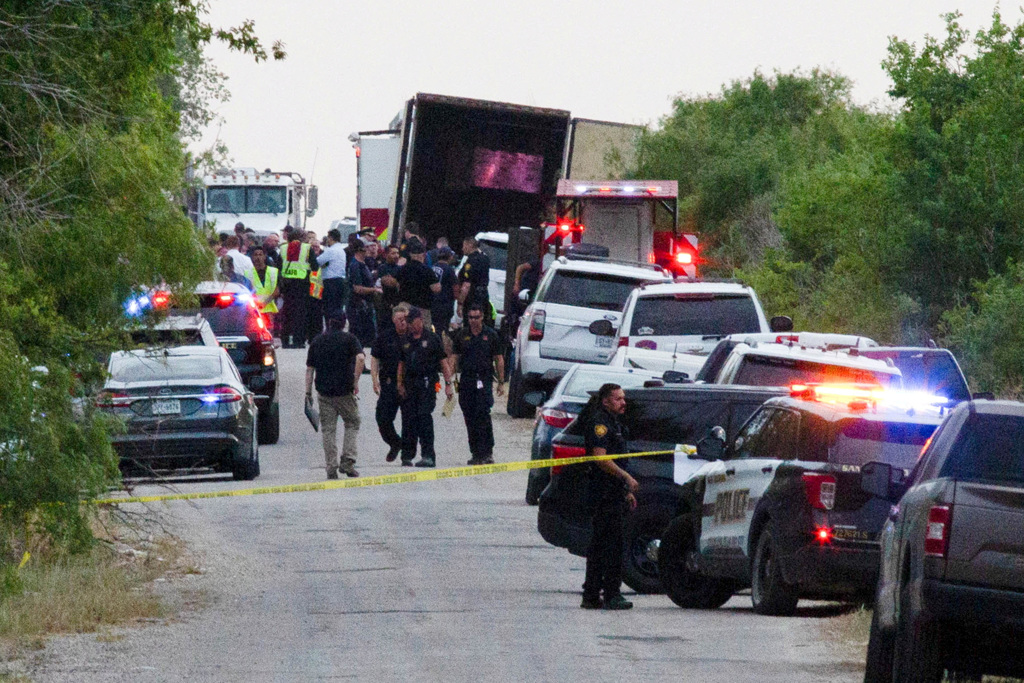 美国德州圣安东尼奥（San Antonio）1辆弃置路边的重型货柜卡车内昨天发现大批无证移民因热衰竭死亡，死亡人数今天增至51人，国土安全部宣布展开调查。图／路透社(photo:ChinaTimes)