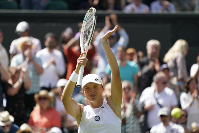 思薇雅蒂在2022温布顿女单首轮直落二获胜，收下36连胜，缔造本世界女网最长连胜纪录。（美联社）