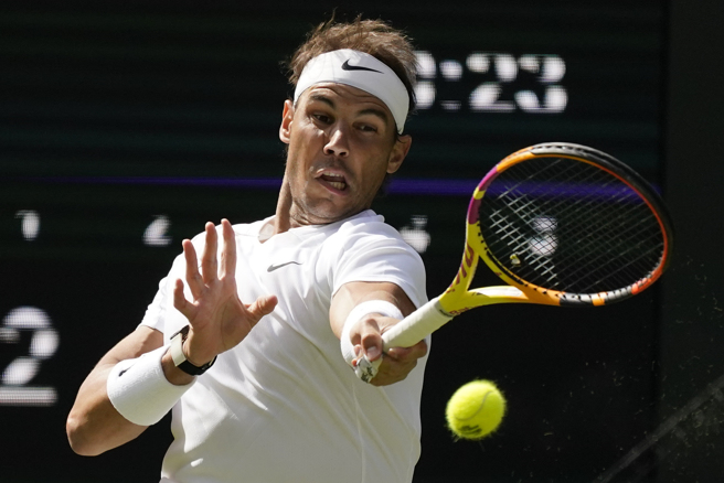 纳达尔重返温布顿，首轮赛事经歷四盘激战胜出。（美联社）