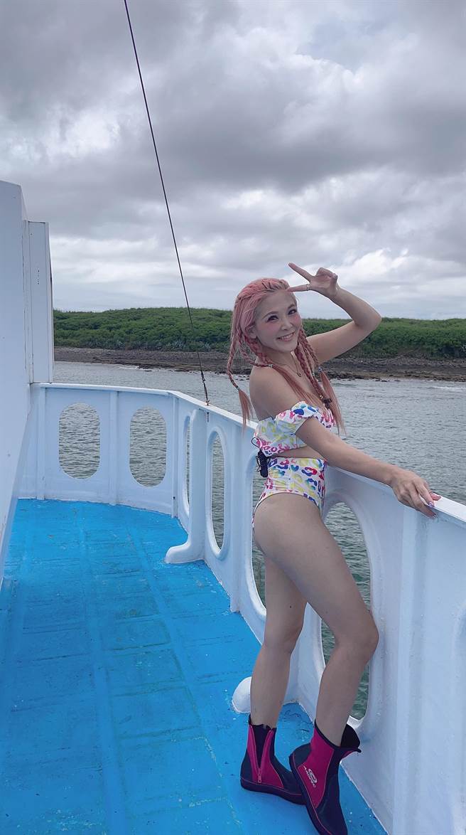 DJ圓圓日前赴離島工作，開心享受當地美景。（DJ圓圓提供）