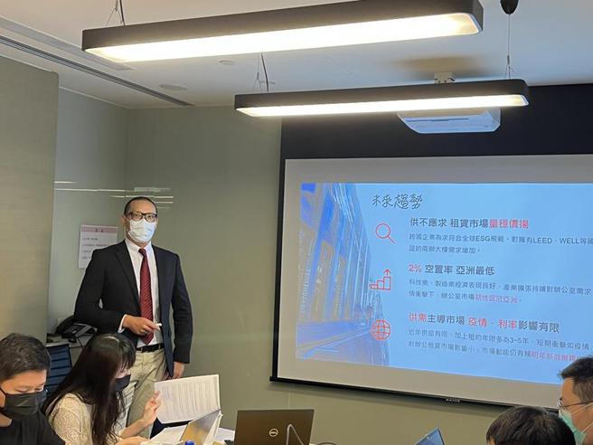 （仲量联行副总经理刘建宇预期，台北市A办将有机会挑战每坪月租3,000元大关。图∕仲量联行提供）