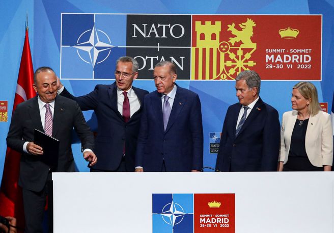 瑞典、芬蘭、土耳其、北約領導人簽署協議。從左至右依序為土國外長卡夫索格魯（Mevlut Cavusoglu）、北約秘書長史托騰柏格（Jens Stoltenberg）、土耳其總統艾爾多安（Recep Tayyip Erdogan）、芬蘭總統尼尼斯托（Sauli Niinisto）、瑞典總理安德森（Magdalena Andersson）
（圖/路透）