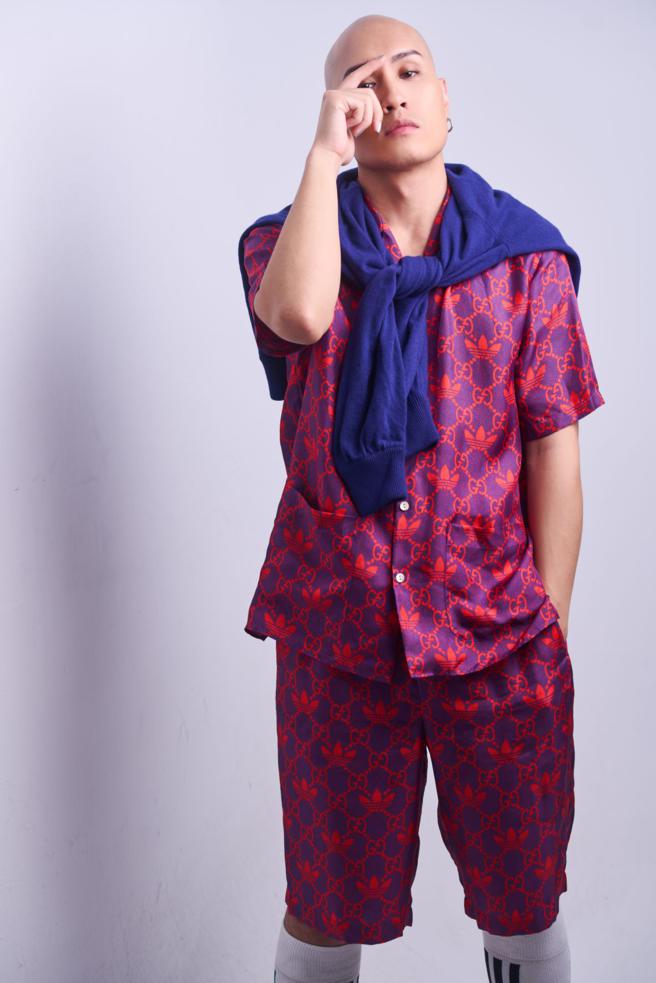 嘻哈才子YELLOW黄宣最近声量不小，个人首场演唱会《DEAD OR ALIVE》将在10月登场，专辑主打歌《Beanstalk》MV也于近日上线，从造型到MV幕后花絮，无不引起关注，adidas x Gucci双联名LOGO衬衫4万500元，LOGO短裤3万6000元。（JOJ PHOTO摄，图片企画／中时时尚）