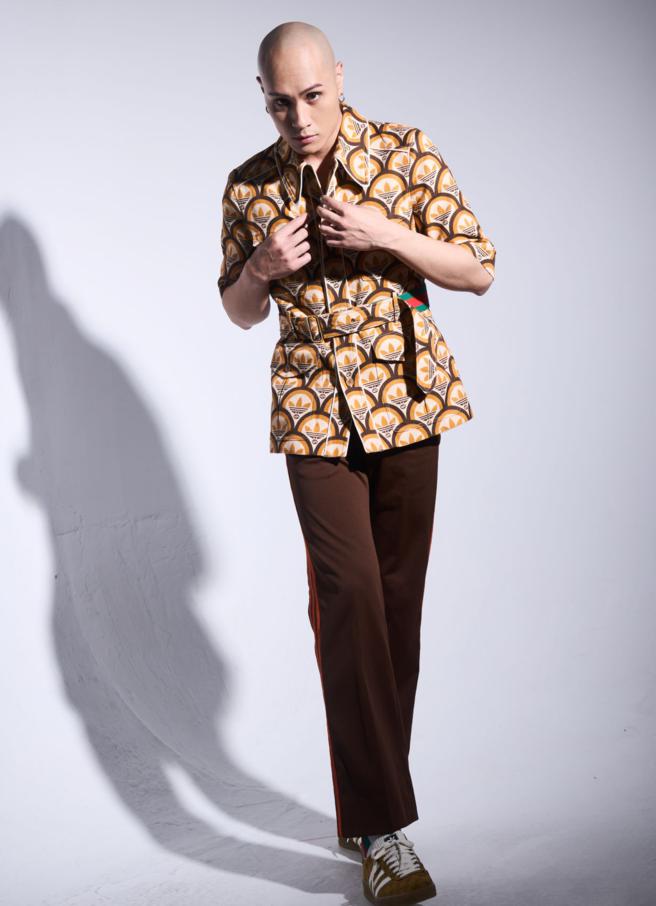 YELLOW歌手黄宣接受本报邀请进棚拍摄adidas x Gucci双联名男装专题，展现嘻哈时尚的前卫魅力，LOGO短袖外套11万1000元，运动长裤4万2000元。（JOJ PHOTO摄，图片企画／中时时尚）