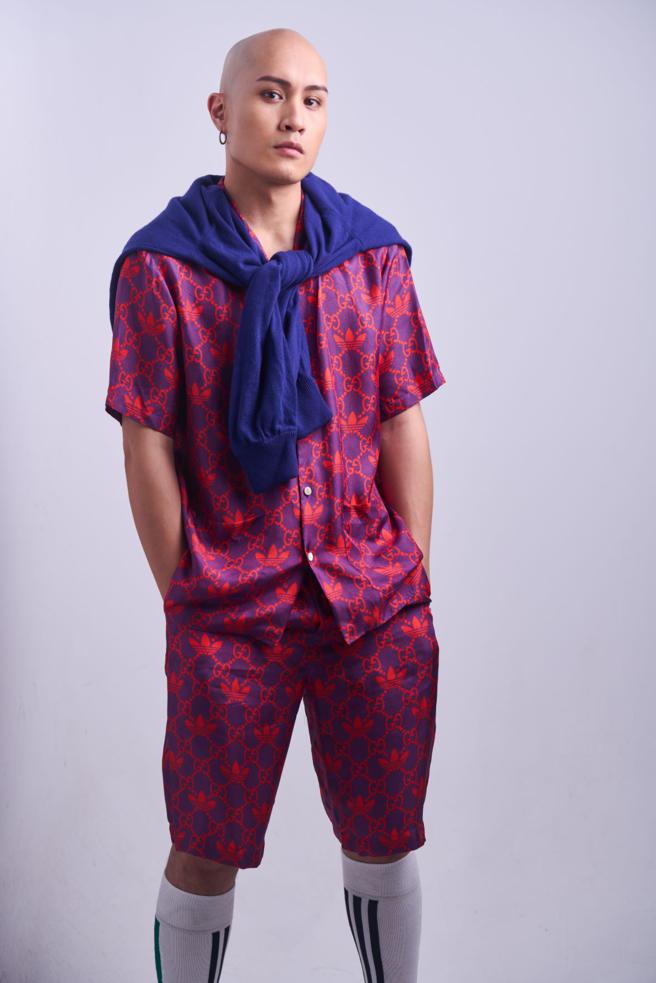 嘻哈才子YELLOW黄宣最近声量不小，个人首场演唱会《DEAD OR ALIVE》将在10月登场，专辑主打歌《Beanstalk》MV也于近日上线，从造型到MV幕后花絮，无不引起关注，adidas x Gucci双联名LOGO衬衫4万500元，LOGO短裤3万6000元。（JOJ PHOTO摄，图片企画／中时时尚）