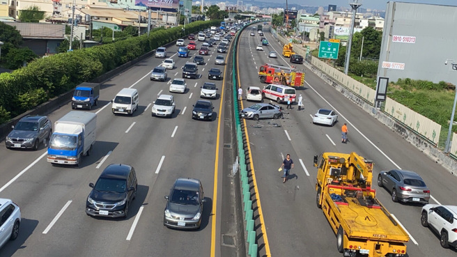 中山高南下大雅段3車追撞，造成 1車翻覆1撞護欄，現場有2名駕駛受傷。(記者爆料網提供)