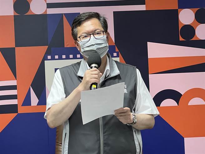 桃园市长郑文灿29日在防疫会议中宣布，下周三、五、六再开26处社区接种站，全龄都能施打。(蔡依珍摄)