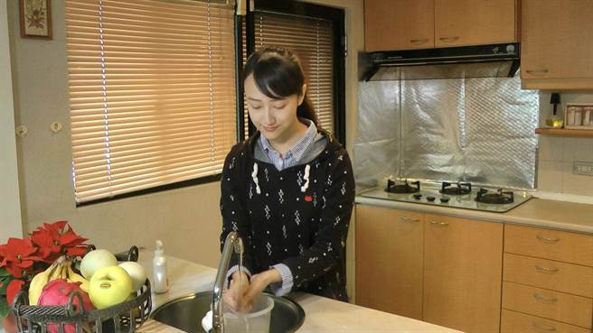 疫情期間民眾勤洗手防疫，洗手的水可回收再利用。（台北自來水事業處提供／張立勳台北傳真）