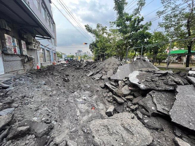 他控訴地主擅自開挖馬路，網友們不滿表示：「你先付地主停車費」（圖／爆料公社）