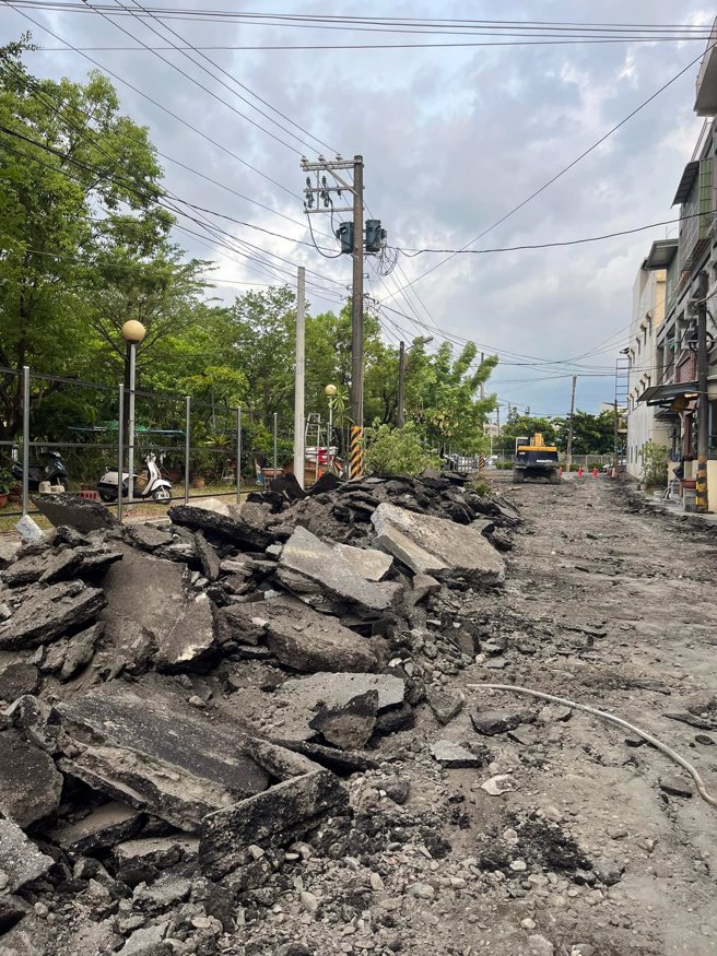 他控訴地主擅自開挖馬路，網友們不滿表示：「你先付地主停車費」（圖／爆料公社）