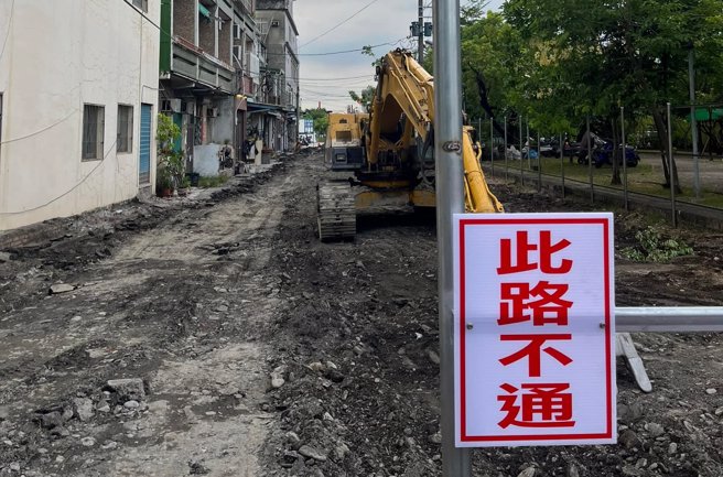 他控訴地主擅自開挖馬路，網嗆：「明知是私人地，敦親睦鄰這麼多年沒有感謝人家，還敢網路公審，指責別人前先摸摸自己是否對得起自己良心」。（圖／爆料公社）