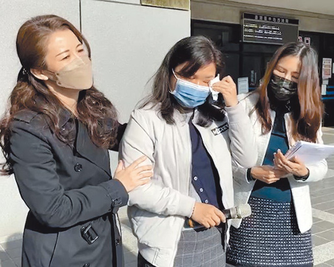 黃童的母親（中）2022年1月間到台中地院，向柔道教練何聰樂等人求償1803萬。（資料照片）