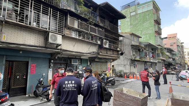 三重凌晨发生2死火警，火调人员上午重回现场勘验。（吕健豪摄）