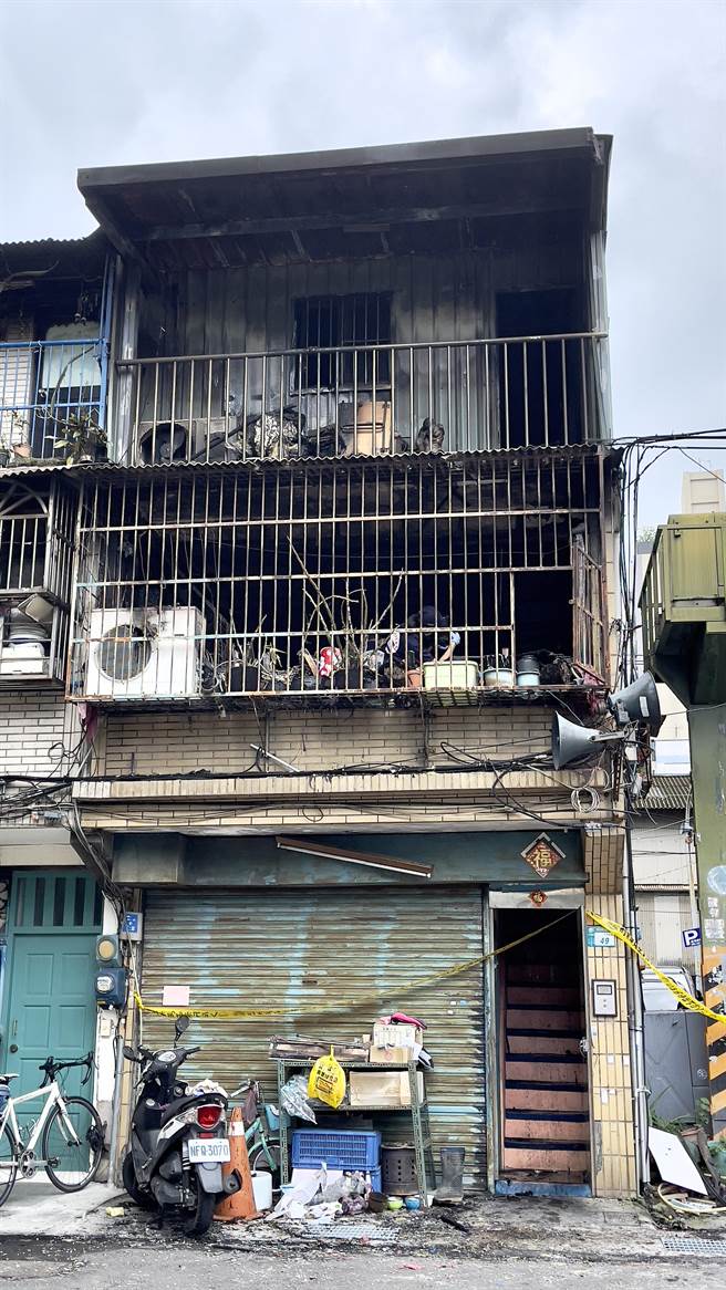 现场为1栋3楼加盖的透天厝，内部通道狭窄逃生不易。（吕健豪摄）
