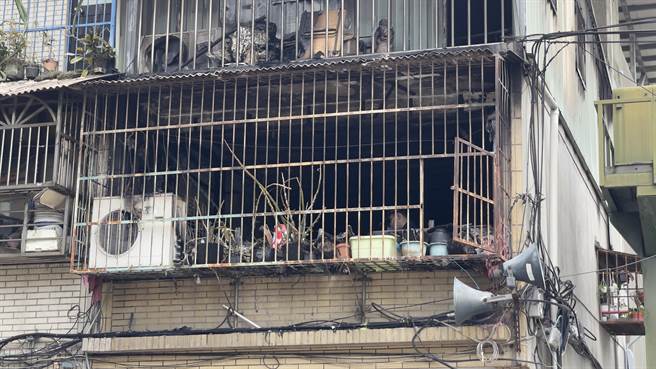 火调人员在屋内进行採证。（吕健豪摄）