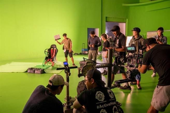 知名國片電影「叱吒風雲」，部分片段在嶺東科大即時合成特效攝影棚拍攝。(校方提供)