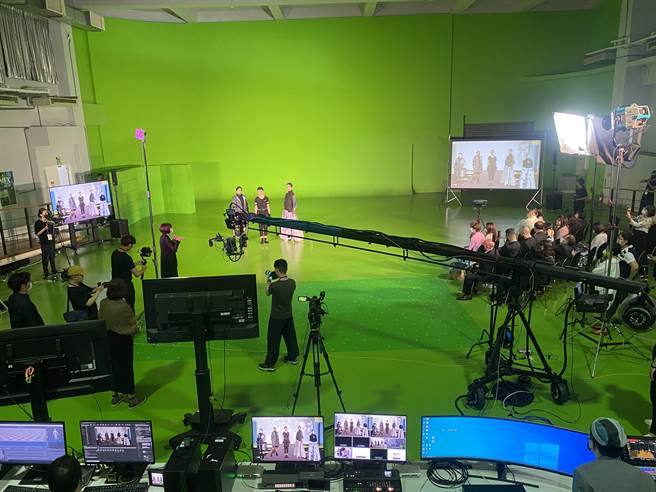 嶺東科大數媒系「即時合成特效攝影棚」擁有最新的虛擬攝影棚設備與專業技術師資。(校方提供)