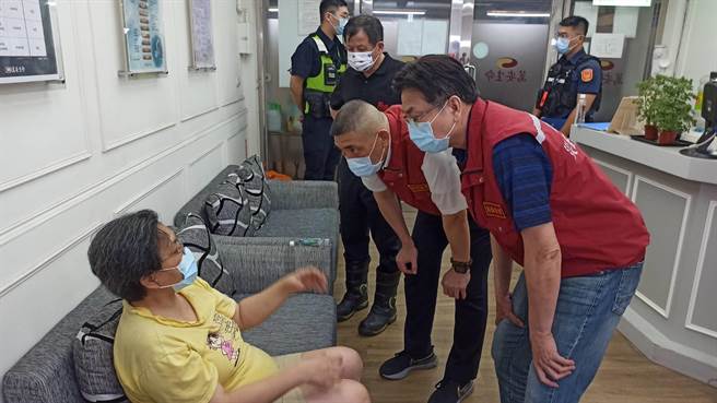 新北市副市长刘和然与消防局长黄德清，凌晨前往医院慰问幸存的吴姓阿嬷。（新北市社会局提供）