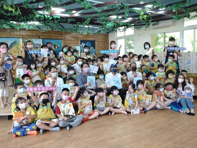 基隆市长林右昌29日在赠书仪式中，将精选的绘本送给基隆市的大班毕业生。（基隆市教育处提供／张志康基隆传真）