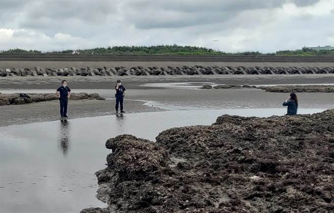 員警到場要將游女帶回岸邊，游起初失控拒絕幫忙。（翻攝畫面／蔡明亘桃園傳真）