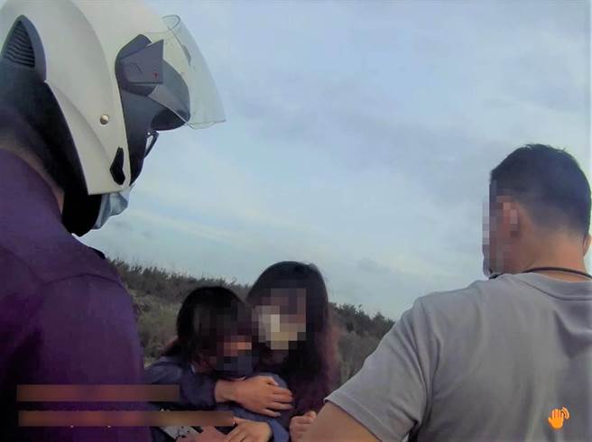 經員警開導1小時，游才走回岸邊，最後和謝女和好並相擁而泣。（翻攝畫面／蔡明亘桃園傳真）