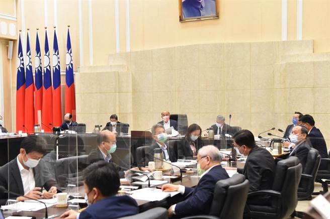 ，行政院长苏贞昌昨天主持「中央灾害防救会报第46次会议」，会中指示内政部研拟「AI智慧搜救派遣系统」。（行政院提供）